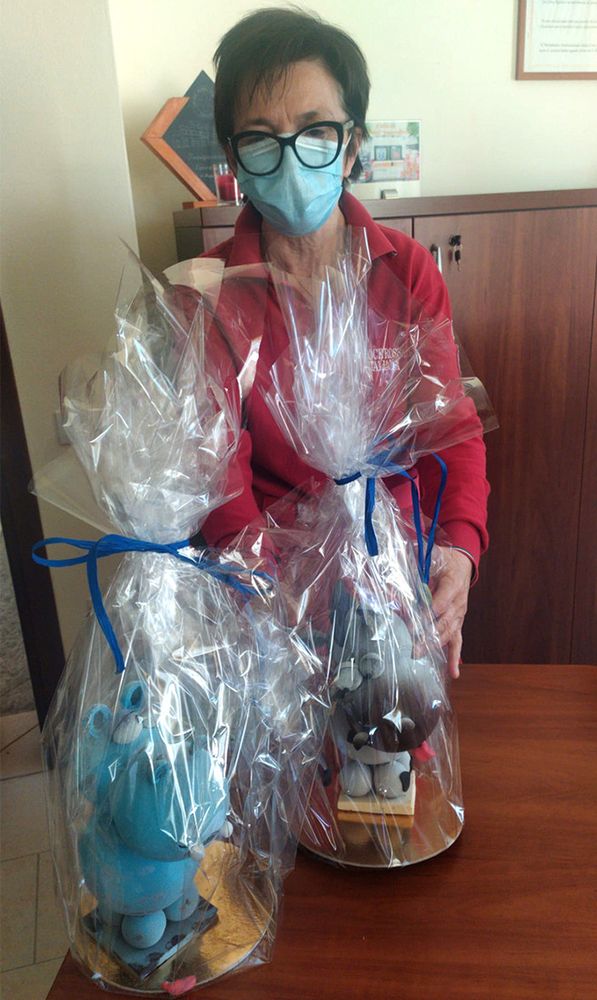 Gli studenti dell'Alberghiero di Mondovì consegnano uova di cioccolato ai volontari della Croce Rossa