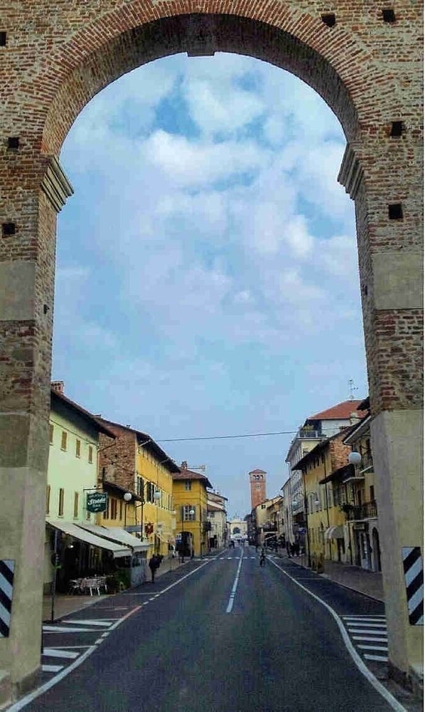 Cherasco: vie del centro temporaneamente chiuse per le riprese di un video di Jovanotti