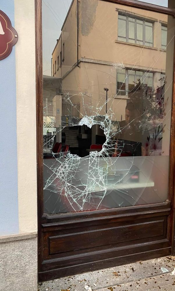 Spaccata la vetrina di Turkish Bra all'alba di oggi, sabato 18 giugno [FOTO]