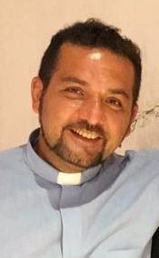 Alcuni volontari nei locali dell'Emporio della Solidarietà albese