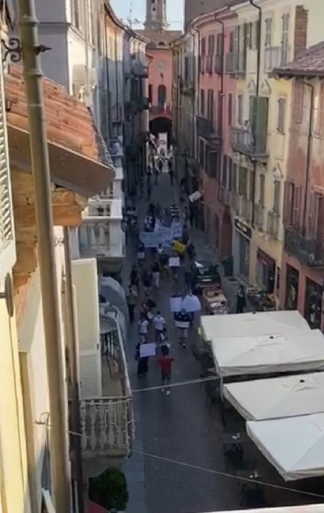 Alba, ambulanti del Goia sfilano in via Maestra. Fiva e Anva si dissociano