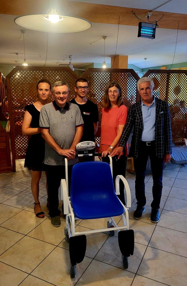 Da "Fai entrare il Sole" una sedia pesa persona alla Casa di riposo di Bernezzo