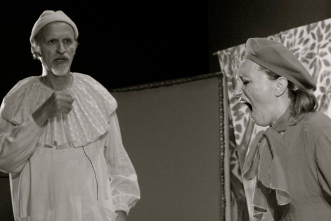Il primo spettacolo della compagnia fu messo in scena nel 1976