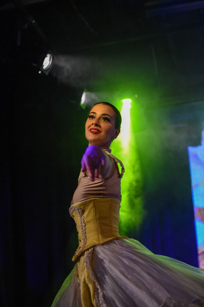 Annalisa: ballerina sulle navi da crociera francesi, ma con un solo porto sicuro...Cuneo!