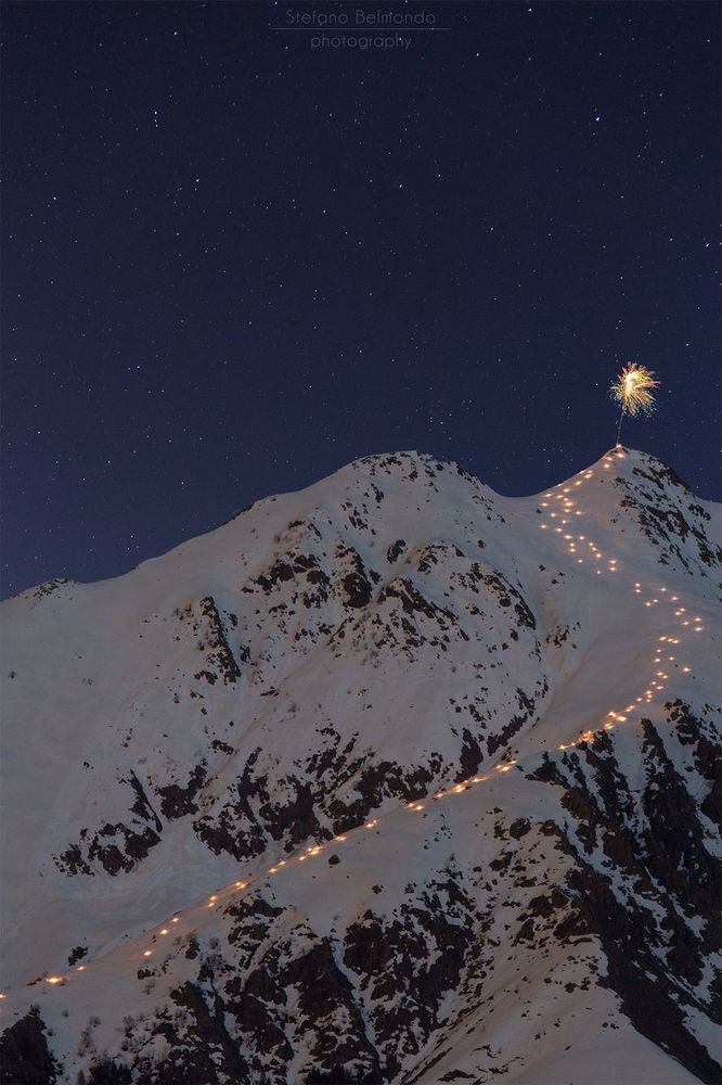Spettacolo sulla Bisalta, illuminata da 120 fiaccole (FOTO)