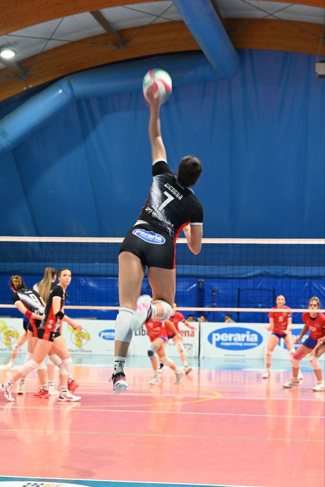 L'opposto Olimpia Cicogna della Libellula Banca CRS in azione nel match contro Parella L'opposto Olimpia Cicogna della Libellula Banca CRS in azione nel match contro Parella