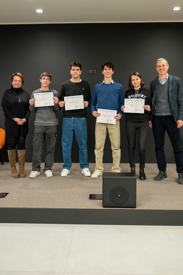 Saluzzo sede eVIso la consegna delle borse di studio a 4 studenti del Bodoni. Con loro Lucia Fracassi CEO di eVISO e il dirigente Davide Laratore - Foto Paolo Cilli