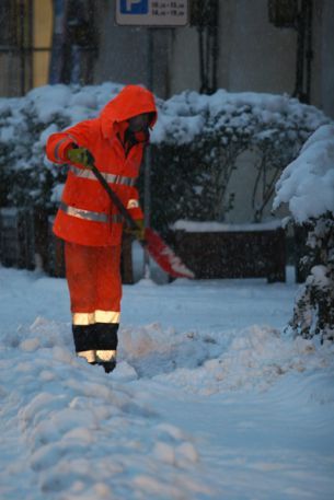 Roccavione: tanta neve sul tetto dell&amp;#039;asilo.Intervengon