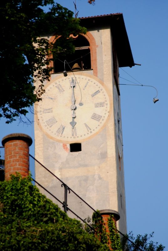 Il celeberrimo Campanile delle Ore di Revello, simbolo del paese Il celeberrimo Campanile delle Ore di Revello, simbolo del paese