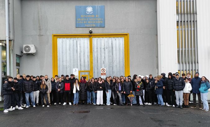 Gli studenti delle classi quarte del Denina Pellico Rivoira, con i loro insegnanti, davanti all'ingresso della casa di reclusione Morandi di Saluzzo Gli studenti delle classi quarte del Denina Pellico Rivoira, con i loro insegnanti, davanti all'ingresso della casa di reclusione Morandi di Saluzzo