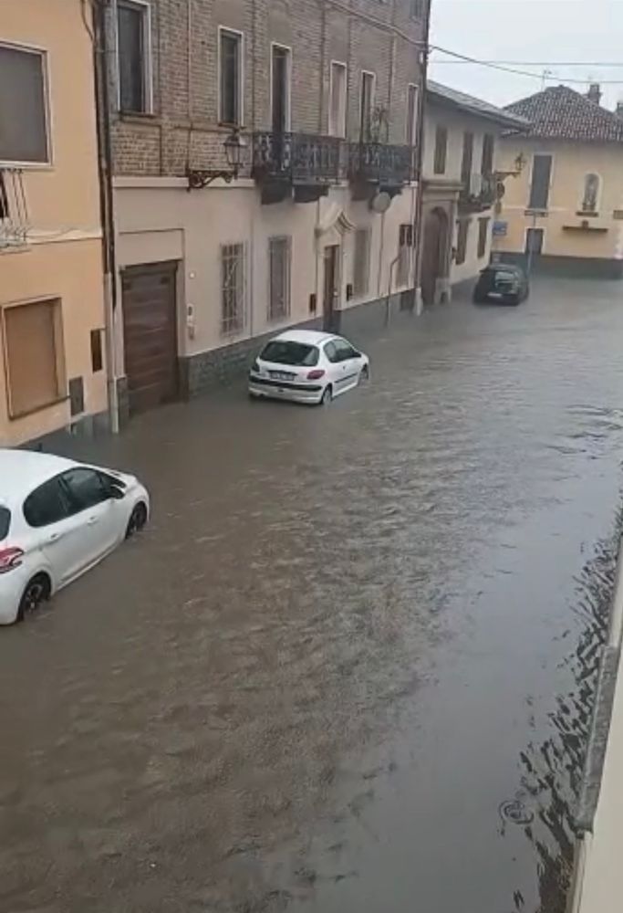 Una strada del centro di Marene allagata Una strada del centro di Marene allagata