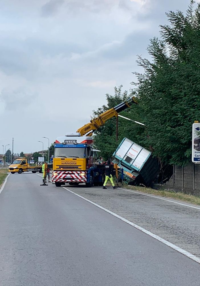 Camion carico di granoturco si ribalta in via Circonvallazione a Fossano, strada bloccata (VIDEO)
