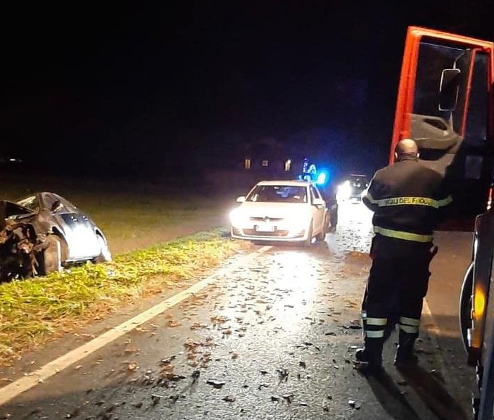 Auto fuori strada lungo la “Via dei Boschi”, a Saluzzo: ferito seriamente un 26enne
