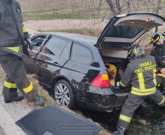 Auto esce di strada e finisce in un canale a Tarantasca: ferito il conducente, non è grave