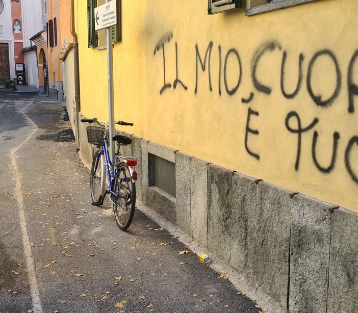 &quot;Il mio cuore è tuo&quot;: un messaggio d'amore sul muro di una casa a Savigliano. Denunciata ventenne