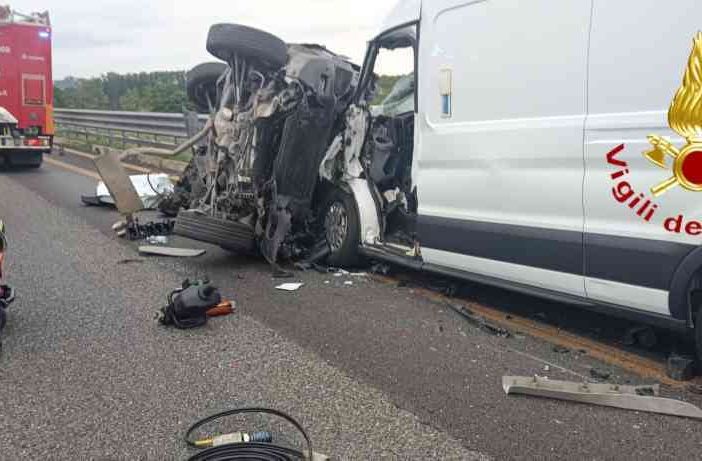 Grave incidente sulla A33 a Isola d'Asti, coinvolti un'auto e un furgone Ducato