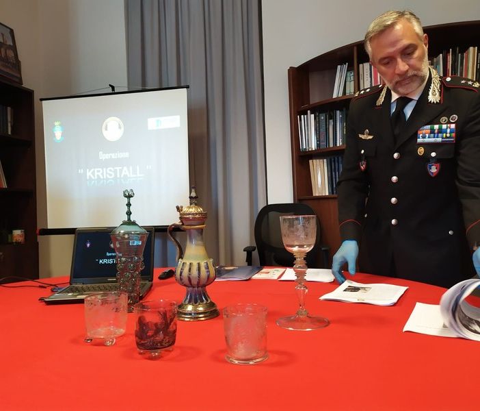 Nell'immagine, risalente al luglio 2020, il comandante del Nucleo torinese dei carabinieri per la Tutela del Patrimonio Culturale con le opere d'arte rinvenute