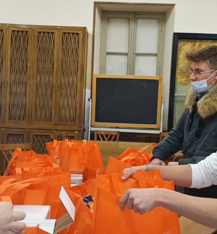 I ragazzi della scuola enologica di Alba, impegnati nella distribuzione delle arance dell'Airc