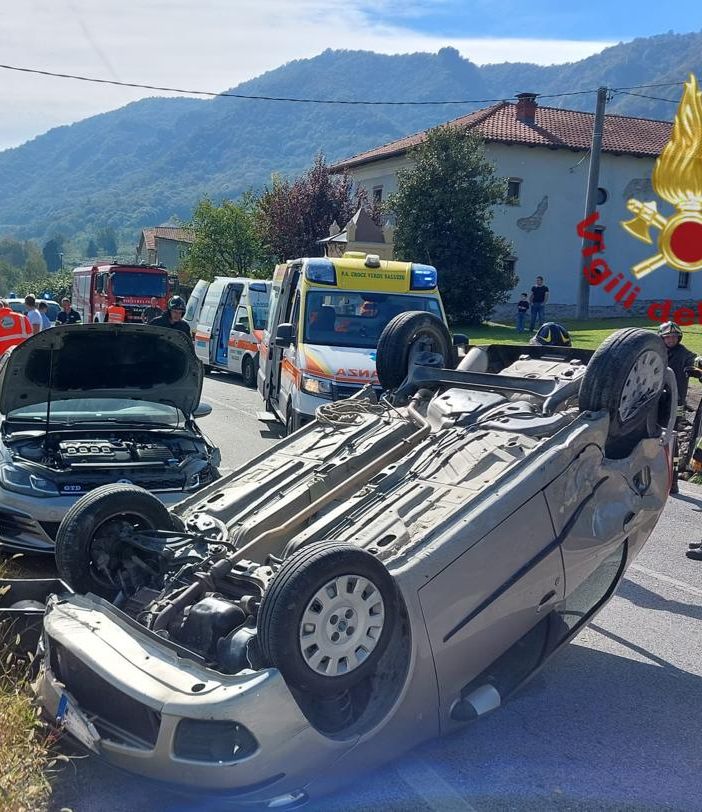 Scontro tra due auto a Envie, tre feriti