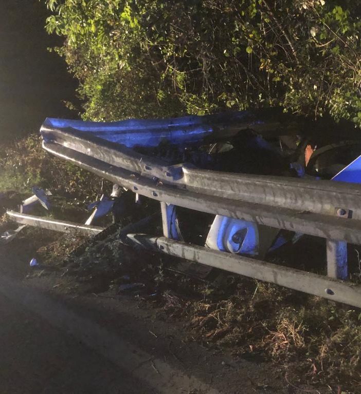 Auto esce di strada e si ribalta a Bastia Mondovì: un ferito