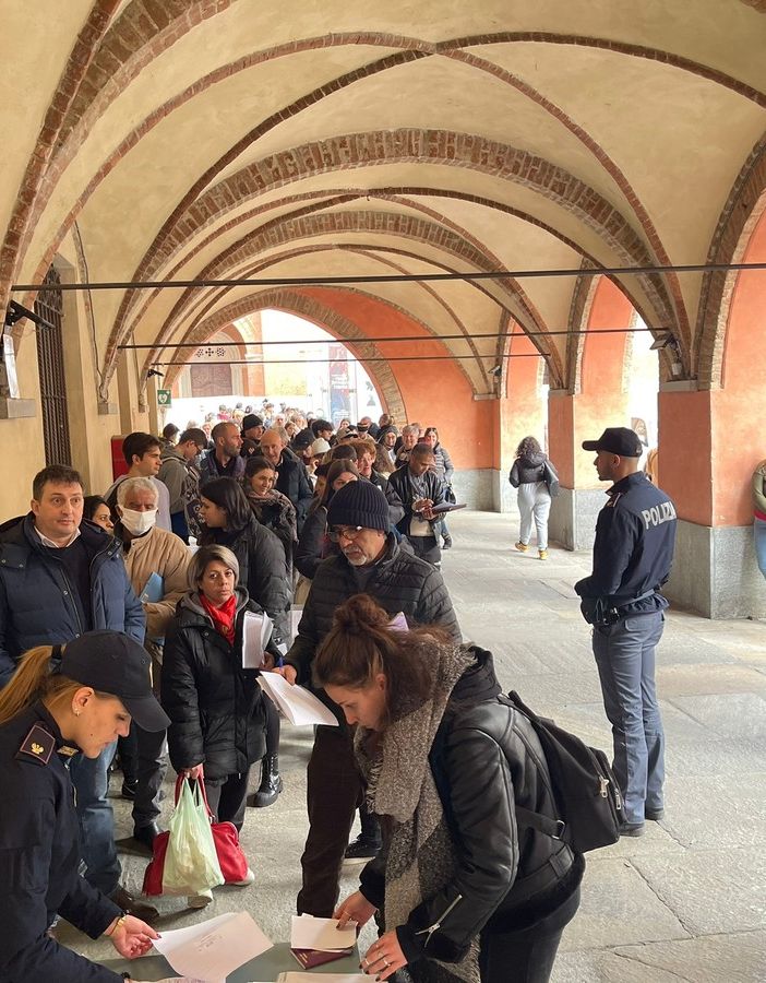 Corsa ai passaporti, oltre 200 all'Open Day di Alba