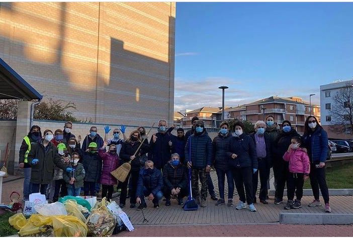 Uno degli incontri del Comune in viale Masera per la sensibilizzazione alla pulizia delle aree