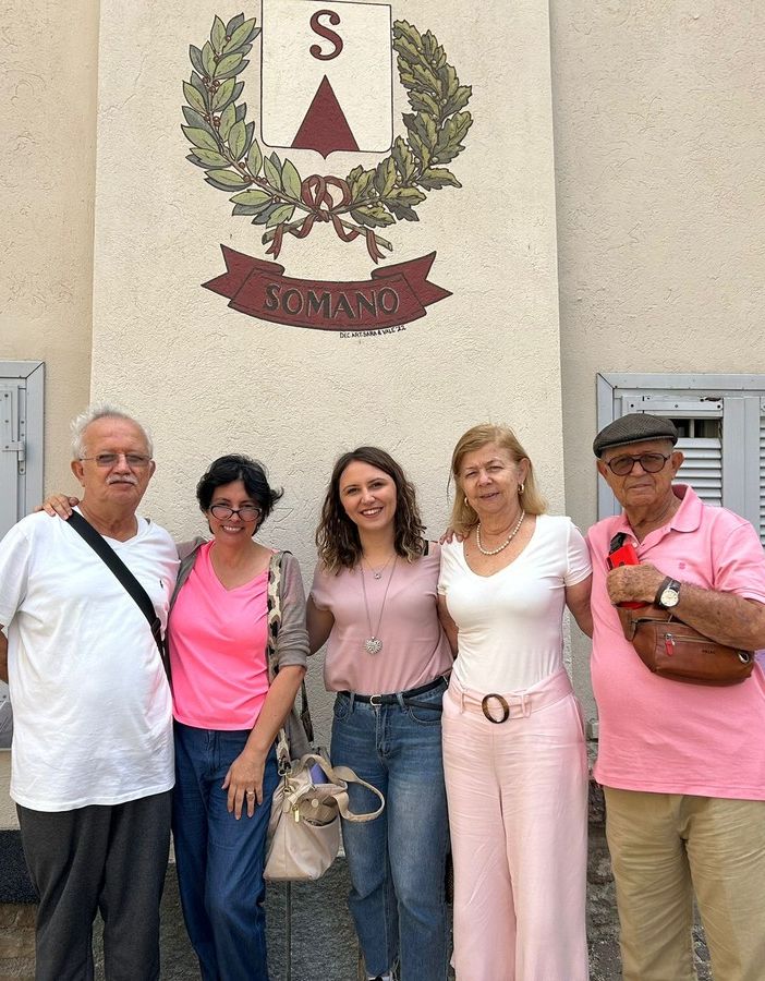 I quattro aire della famiglia Albarello davanti al Comune di Somano con l'impiegata Clementina (al centro) I quattro aire della famiglia Albarello davanti al Comune di Somano con l'impiegata Clementina (al centro)