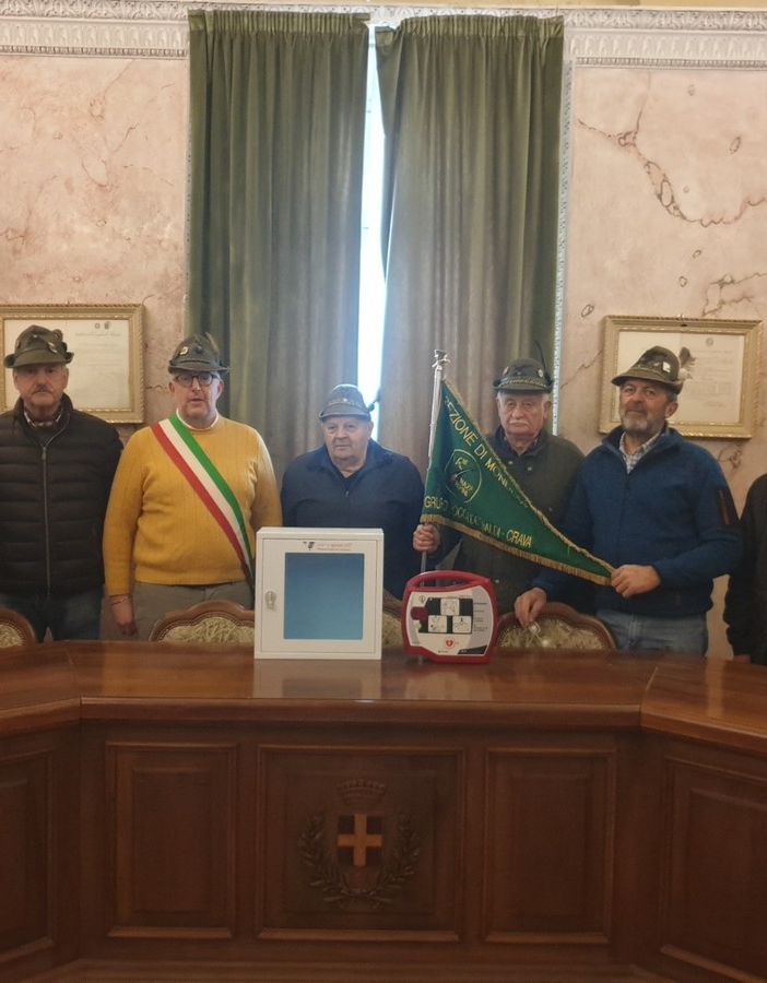 Il Gruppo Alpini di Rocca de' Baldi ha donato al Comune un defibrillatore da installare nel Borgo Antico