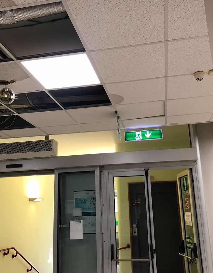 Cadono infissi del controsoffitto: chiusi gli ambulatori Asl di via Boggio a Cuneo