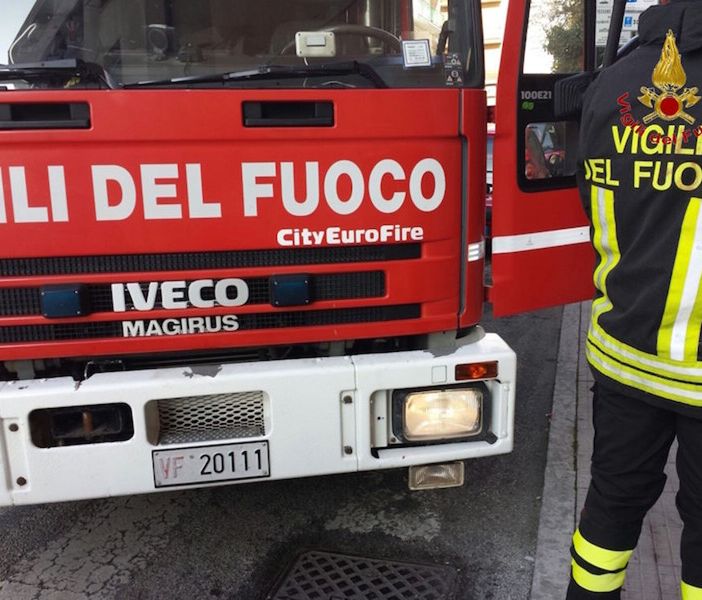 Peveragno, auto fuoristrada in via Belvedere: una donna coinvolta