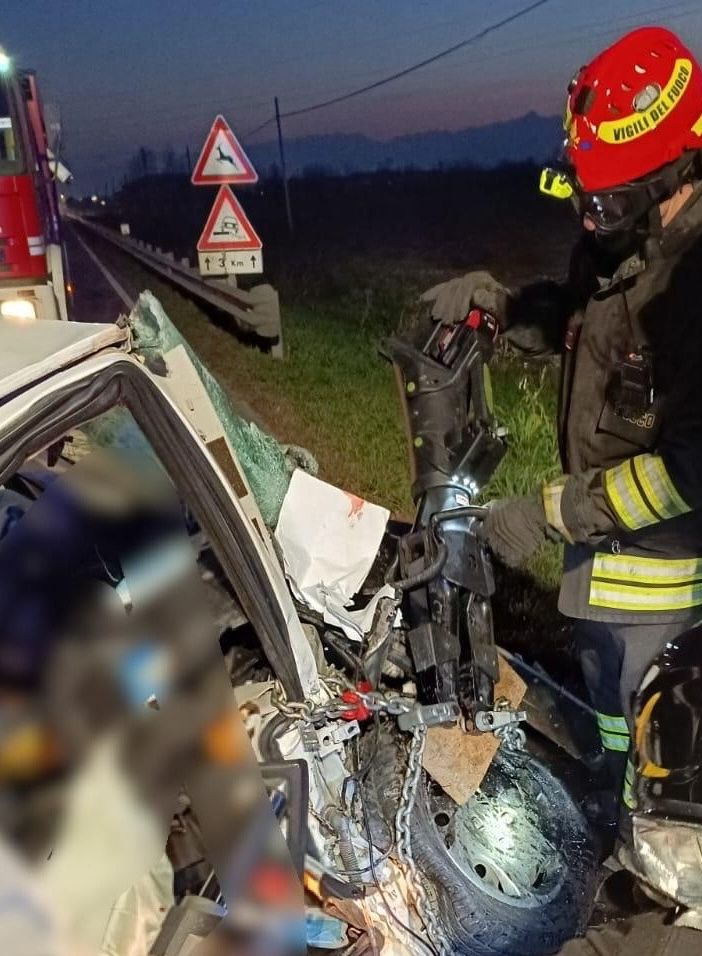 Un ferito grave nello scontro fra tre auto sulla Statale 20 all’ingresso di Genola