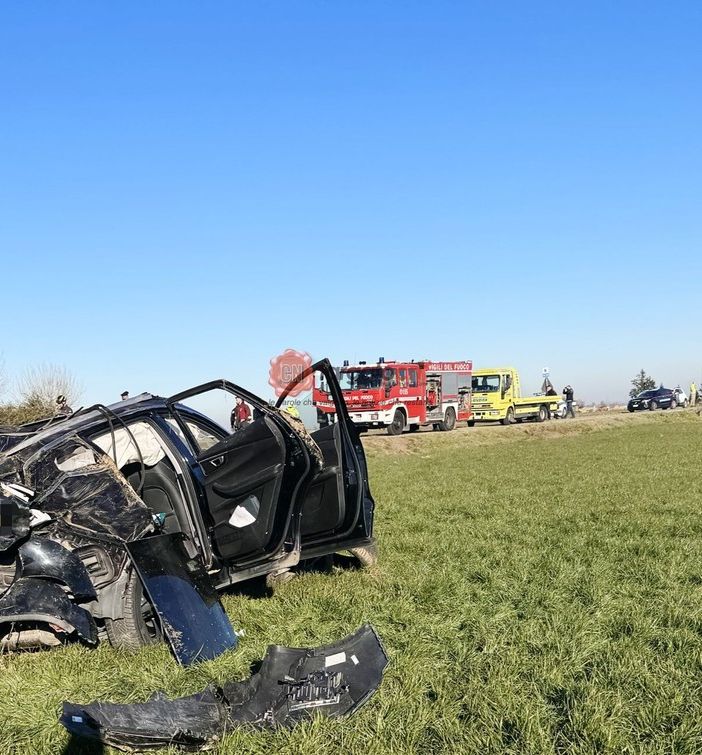 Fossano, auto fuori strada in via Villafalletto: un ferito grave e strada chiusa