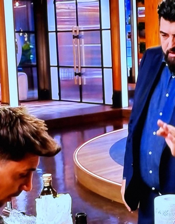 Simone Grazioso mentre cucina osservato da Antonino Canavacciuolo