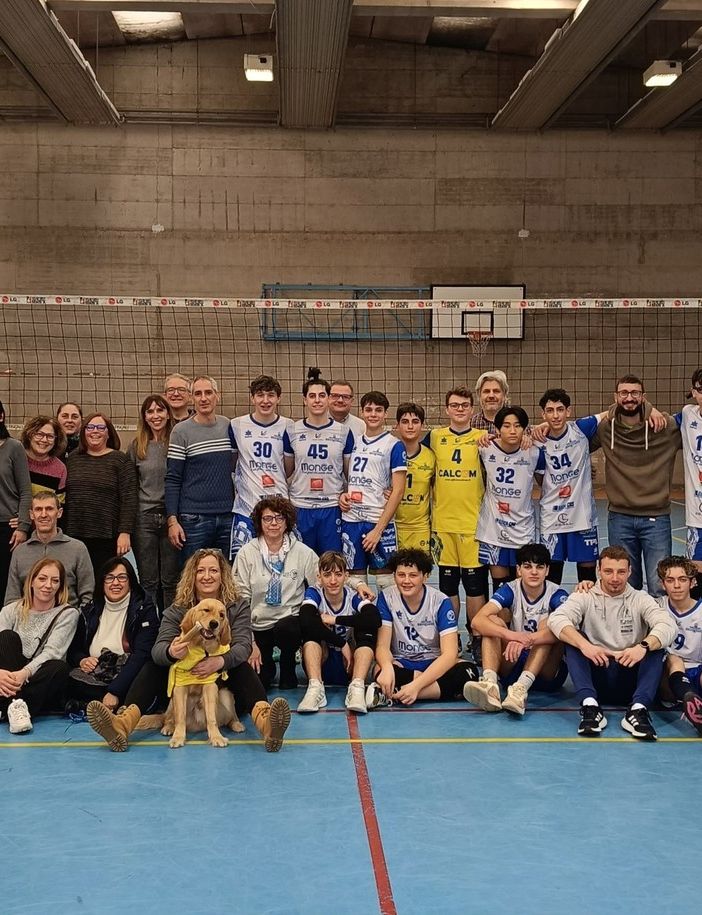 L'U17 saviglianese con i suoi sostenitori