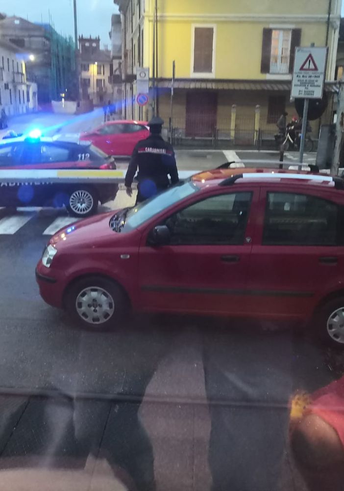 Auto bloccata sul passaggio a livello a Savigliano, treno fermo in stazione per oltre un quarto d'ora