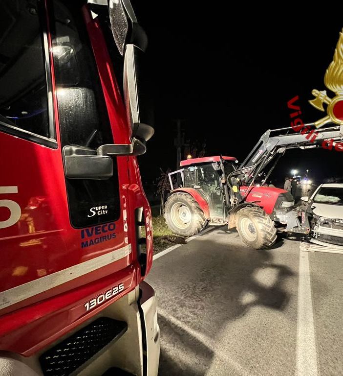 Scontro tra due auto e un trattore sulla provinciale 179