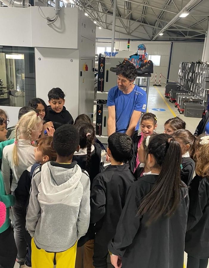 La primaria di Ceva in visita alla Uvex Cagi