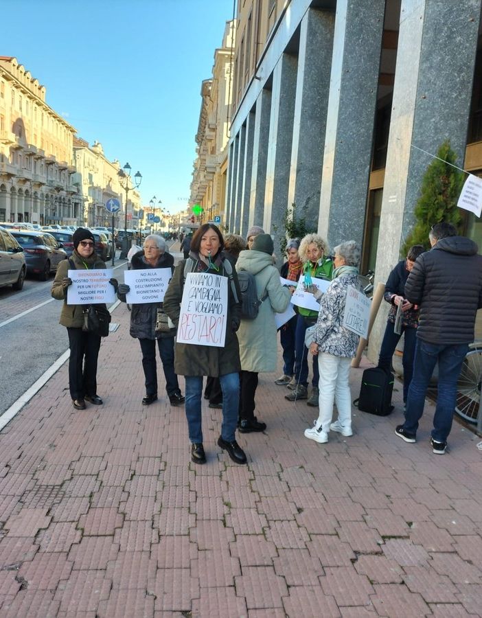 La protesta del Comitato di fronte al palazzo della Provincia a Cuneo