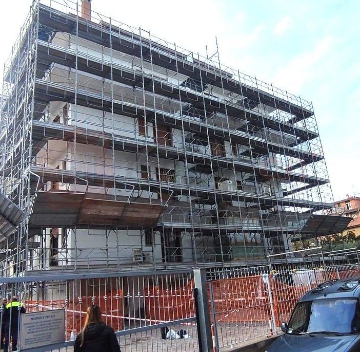 Il condominio teatro del drammatico incidente di questa mattina: la vittima è il 61enne Ismaili Feti Il condominio teatro del drammatico incidente di questa mattina: la vittima è il 61enne Ismaili Feti