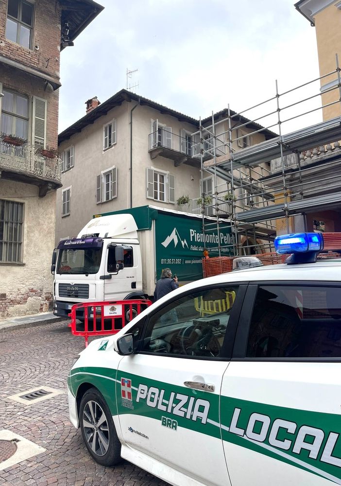 Bra, autocarro urta ponteggio: traffico interdetto in piazza Caduti per la Libertà