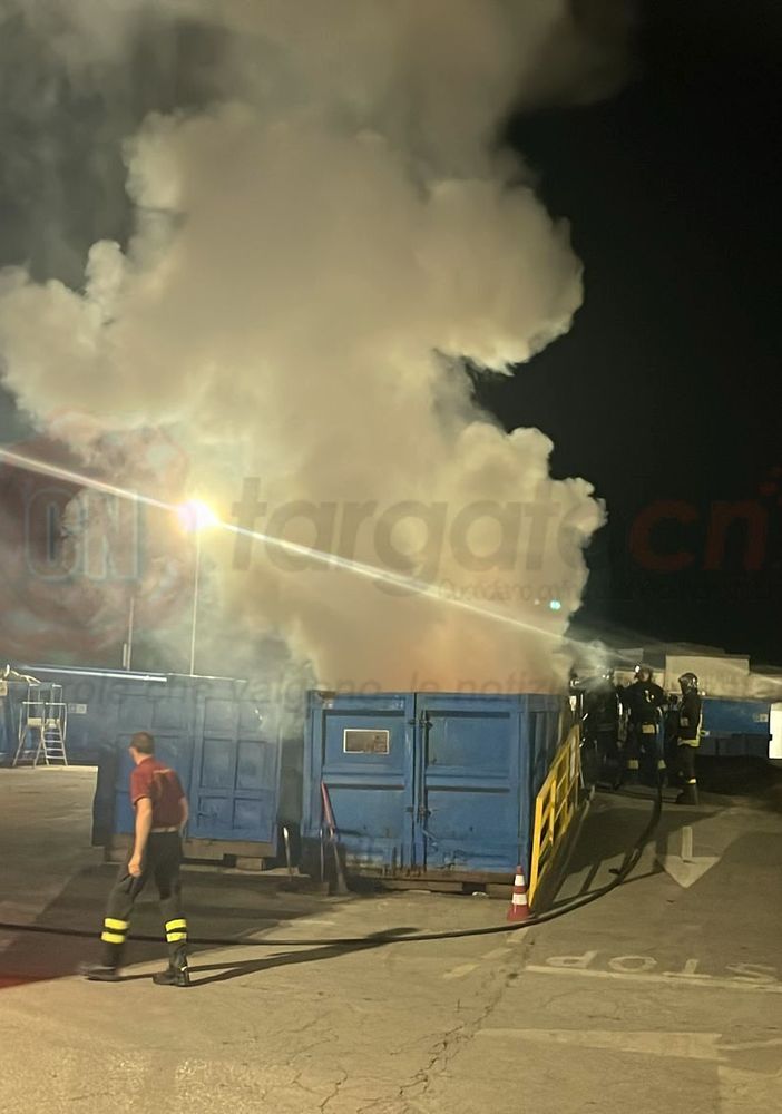 Bra, incendio tra i cassoni dell’ecocentro di corso Monviso