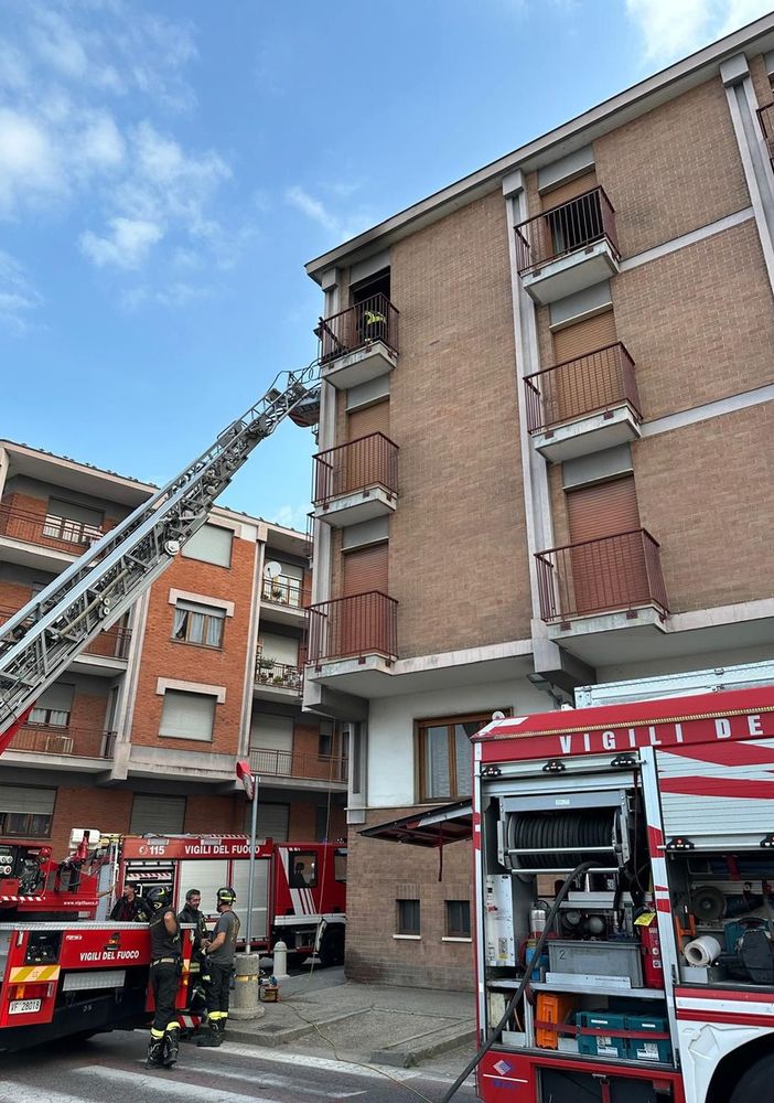 Bra, a fuoco un appartamento in via Trento e Trieste: vigili del fuoco sul posto