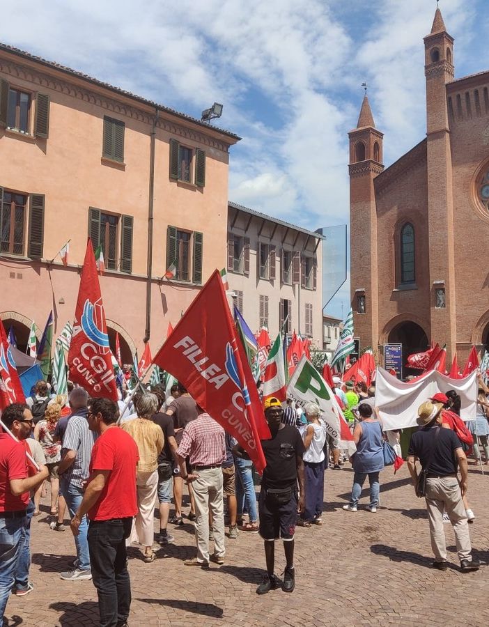 La manifestazione dei sindacati ad Alba