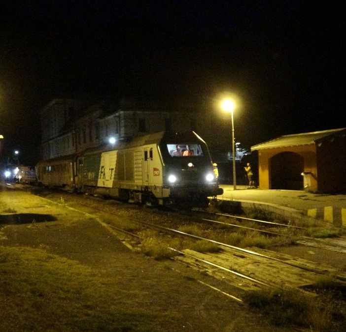 Il convoglio eccezionale che trasportava il generatore durante il passaggio in Val Roya (Foto Ecomusée du Train des Merveilles) Il convoglio eccezionale che trasportava il generatore durante il passaggio in Val Roya (Foto Ecomusée du Train des Merveilles)