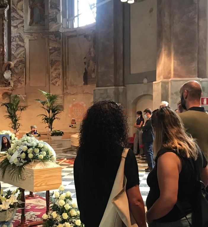 Un silenzio surreale e tanto dolore: aperta a Cuneo la camera ardente per Elia e Nicolò, Camilla e Samuele