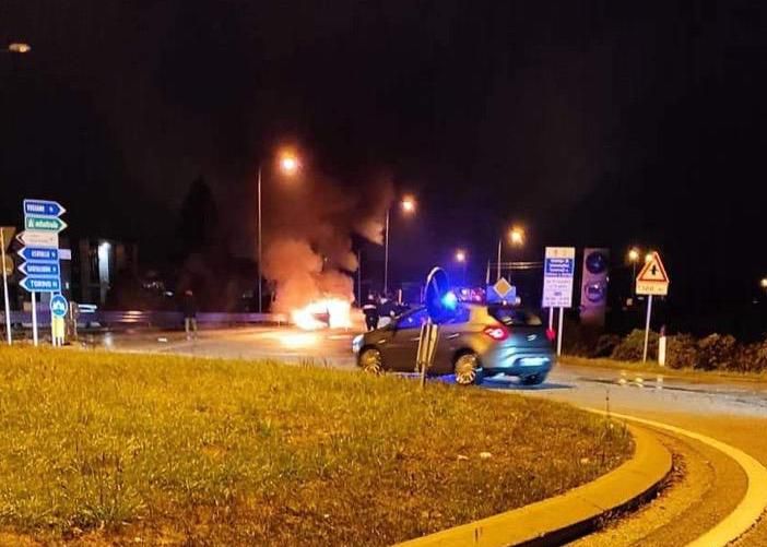 L'auto in fiamme lungo la SS231