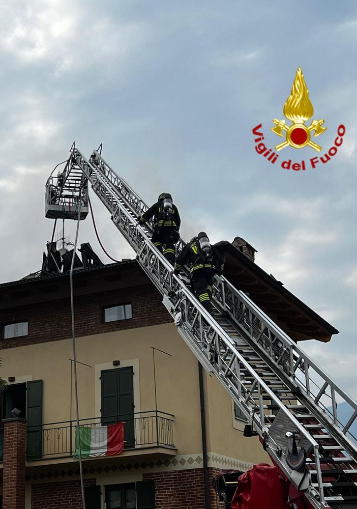 Dronero, incendio sul tetto di una casa: in azione 3 squadre di vigili del fuoco