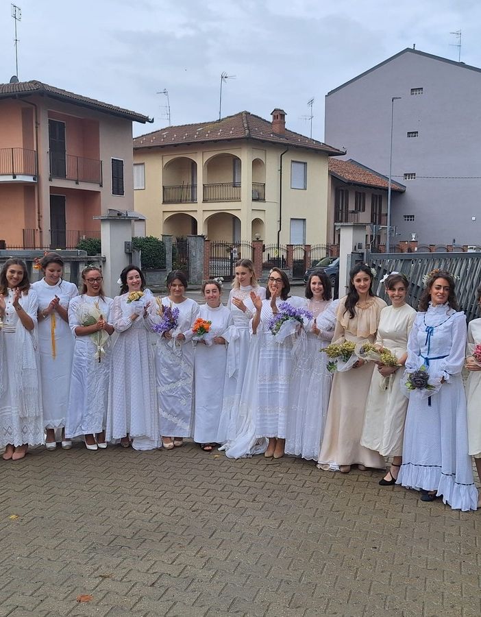 Le ragazze che hanno sfilato in abito da sposa per la festa della Madonna del Rosario, a Bra