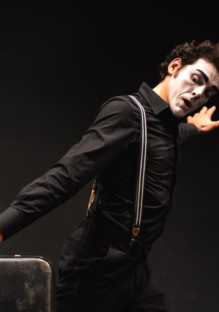 Un one mime show in piazza della Rossa a Busca