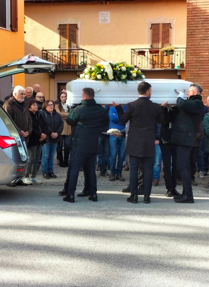 A San Lorenzo di Peveragno l'ultimo saluto a Romina Colombero sulle note de &quot;La prima cosa bella&quot;